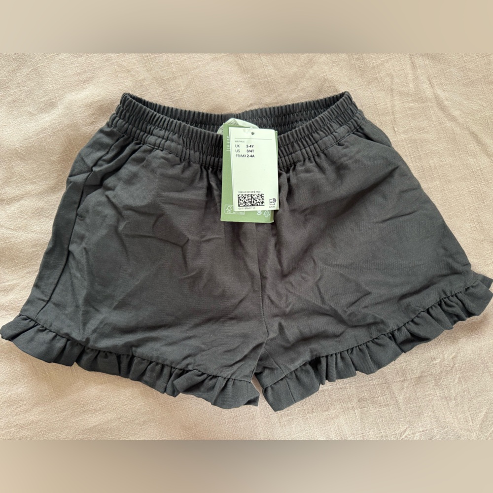 NWT H&M toddler girl Ruffled Hem black Shorts, heart pocket, size 3t 4t